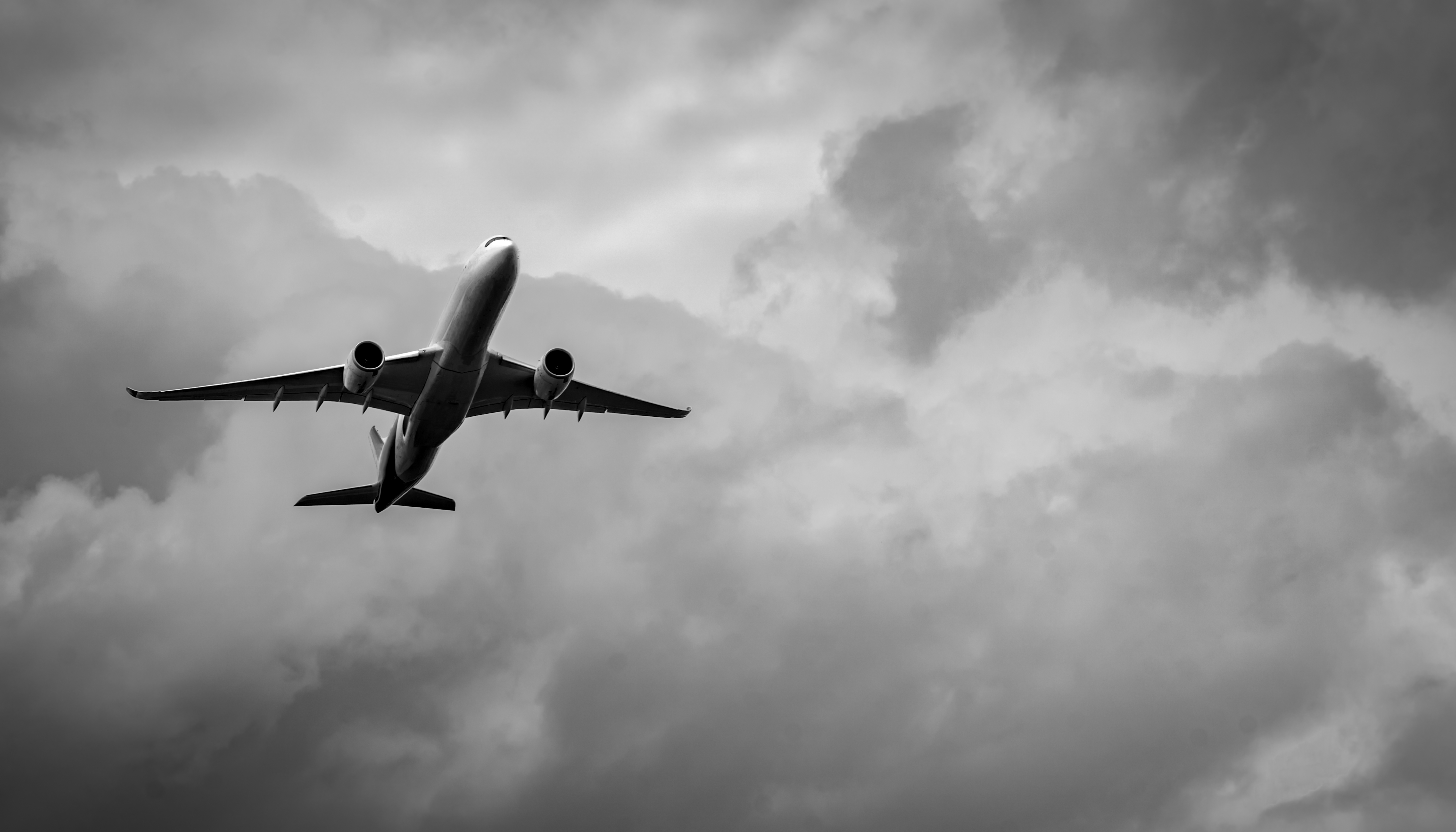 Momente de panică pentru pasagerii unui zbor către Londra. 5 răniți, în urma unor turbulențe neobișnuit de violente