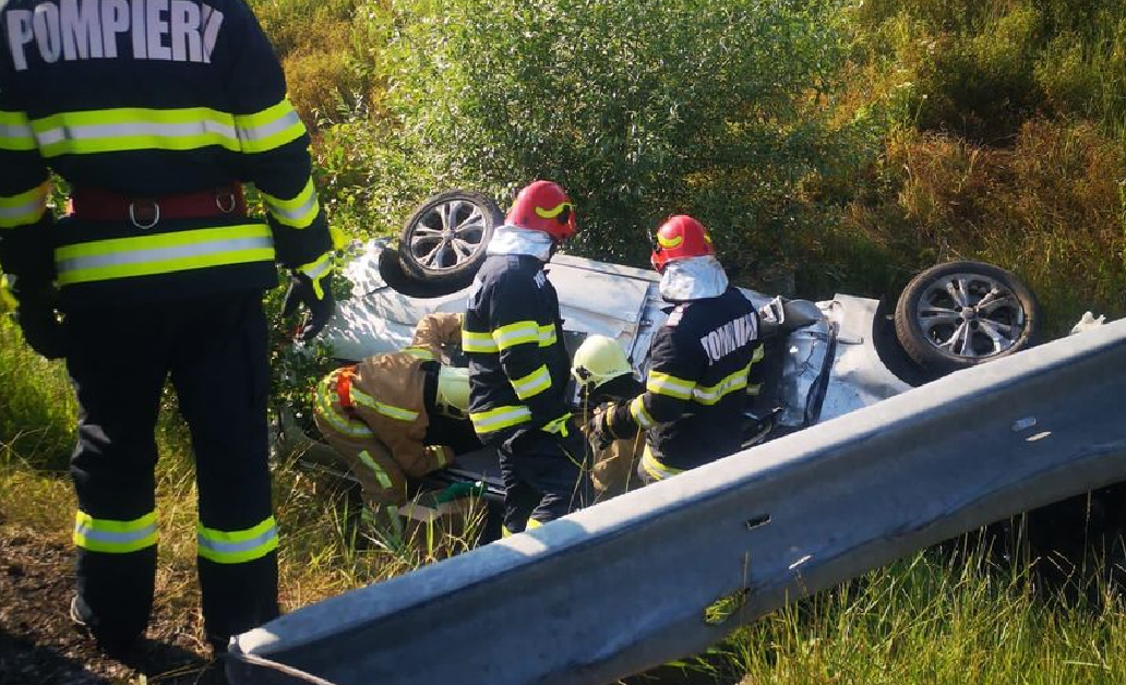 FOTO. Un autoturism care circula pe autostrada A3 s-a răsturnat în afara drumului. A fost chemat un elicopter SMURD