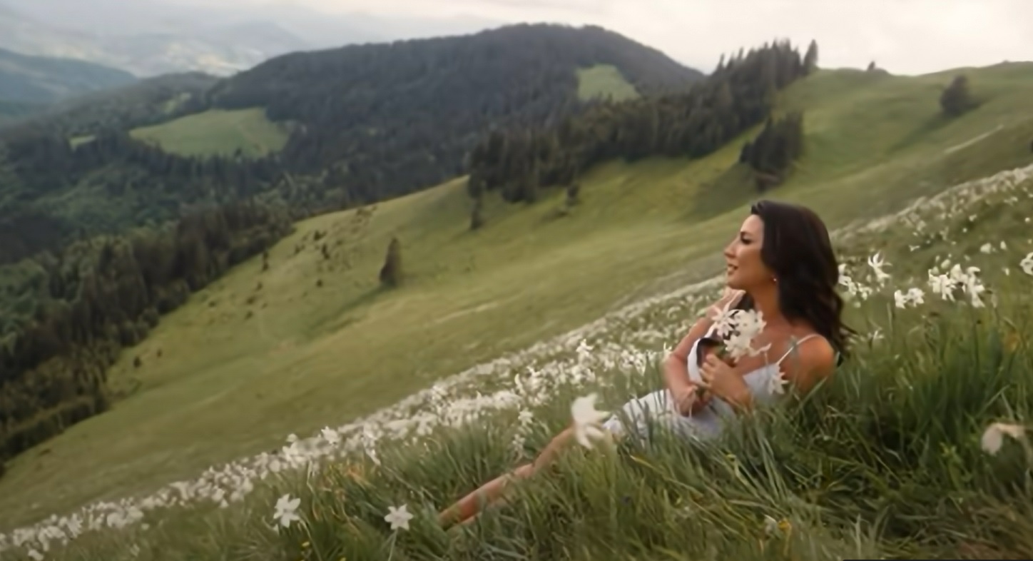 Cântăreață de muzică populară, amendată pentru că și-a filmat videoclipul în Poiana Narciselor. "Va trebui să răspundă pentru fapta ei"