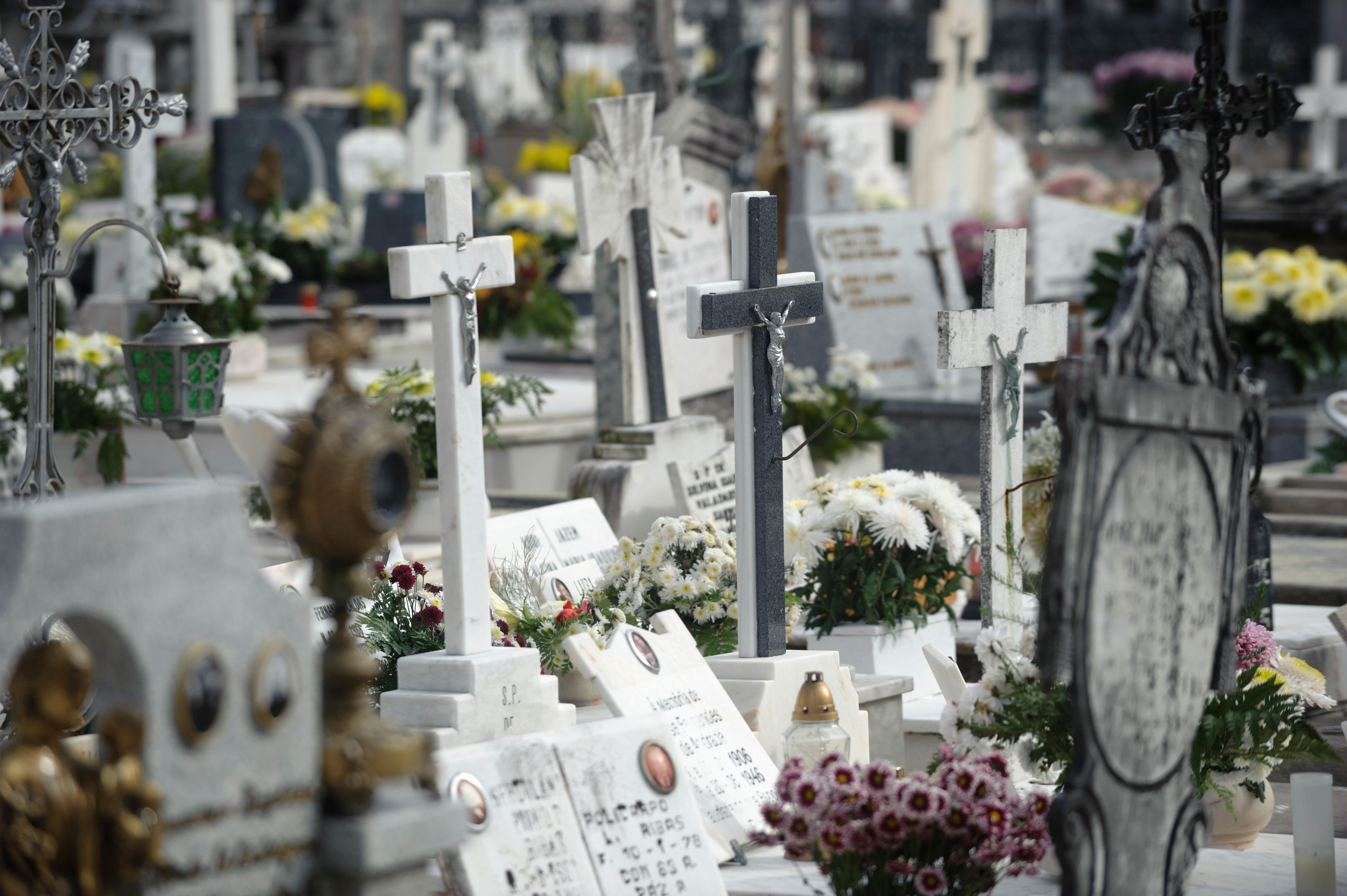O bătrână de 85 de ani a fost găsită moartă lângă mormântul soţului, într-un cimitir din Franţa
