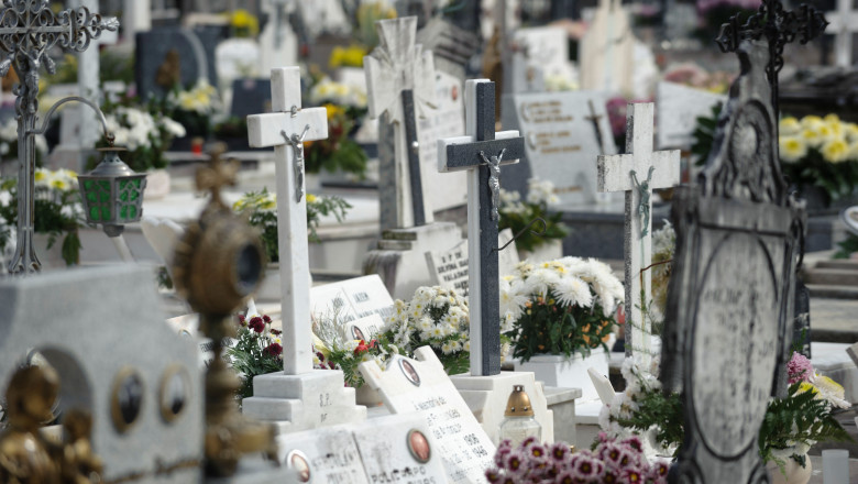 O femeie în vârstă de 85 de ani a fost găsită moartă lângă mormântul soțului său, într-un cimitir din Franța