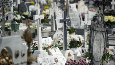 O femeie în vârstă de 85 de ani a fost găsită moartă lângă mormântul soțului său, într-un cimitir din Franța