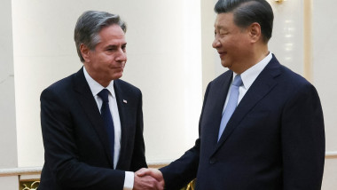Secretarul de stat al SUA Antony Blinken dă mâna cu președintele Chinei Xi Jinping.