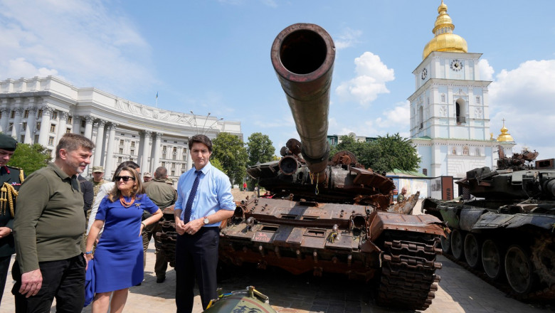 Justin Trudeau stă lângă un tanc rusesc distrus, expus la Kiev.