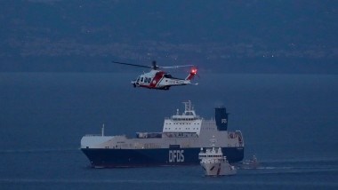 Un elicopter al marinei italiene survolează nava Galatea Seaways, aflat în largul coastei italene, după ce echipajul acesteia a fost atacat de pasageri clandestini pe 10 iunie 2023