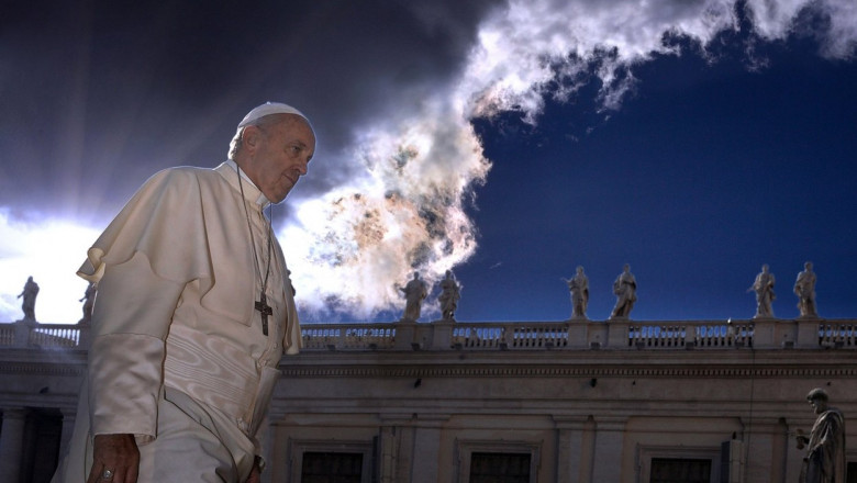 Papa Francisc se plimbă în Piața Sfântul Petru din Vatican pe 11 octombrie 2017