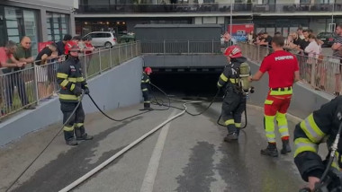 pompieri la stingerea nui incendiu izbucnit la subsolul unui bloc