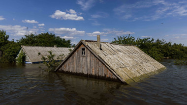 Case inundate în Herson, Ucraina, după distrugerea barajului Kahovka pe 9 iunie 2023.