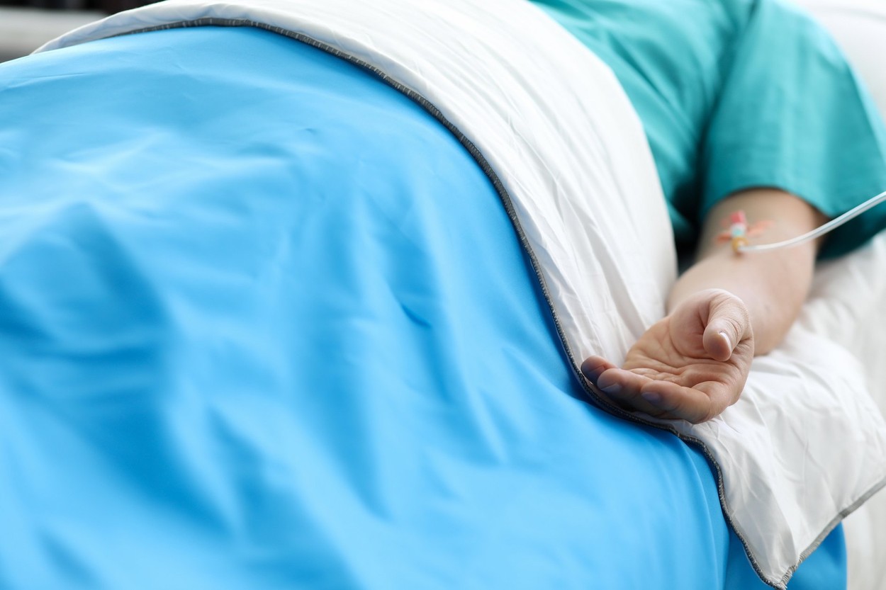 „Mi-au spus că mai am 12 ore de trăit”. Drama unui bărbat care s-a infectat cu hepatită B după ce s-a înțepat cu un cui