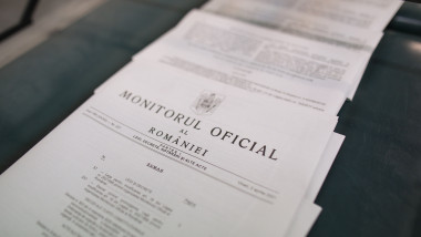 Mai multe exemplare ale monitorului oficial stau pe o masă, la sediul instituției Monitorului Oficial din București, pe 2 aprilie 2021.