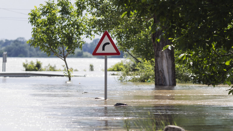Drumul comunal 195 este inundat în dreptul localității Parta de râul Timiș, în urma ploilor căzute în ultima perioadă în județul Timiș, sâmbătă 20 iunie 2020.