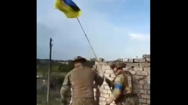 soldati ucraineni cu steagul