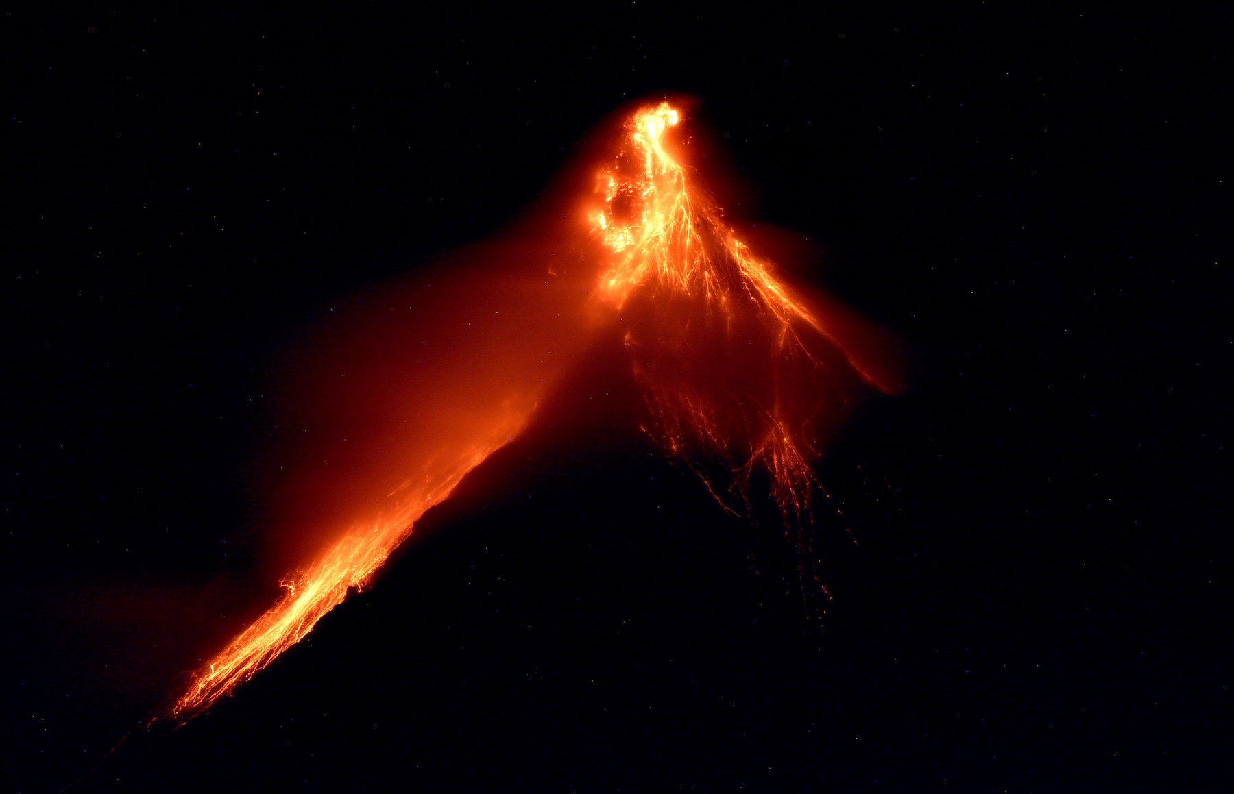 Cel mai activ vulcan din Filipine a erupt violent, aproape 13.000 de oameni au fost evacuați din zonă