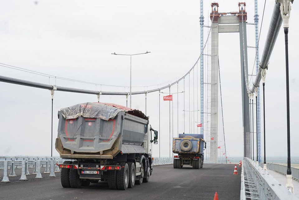 Au început testele de rezistenţă la podul de la Brăila. Inaugurarea este programată la finalul lunii