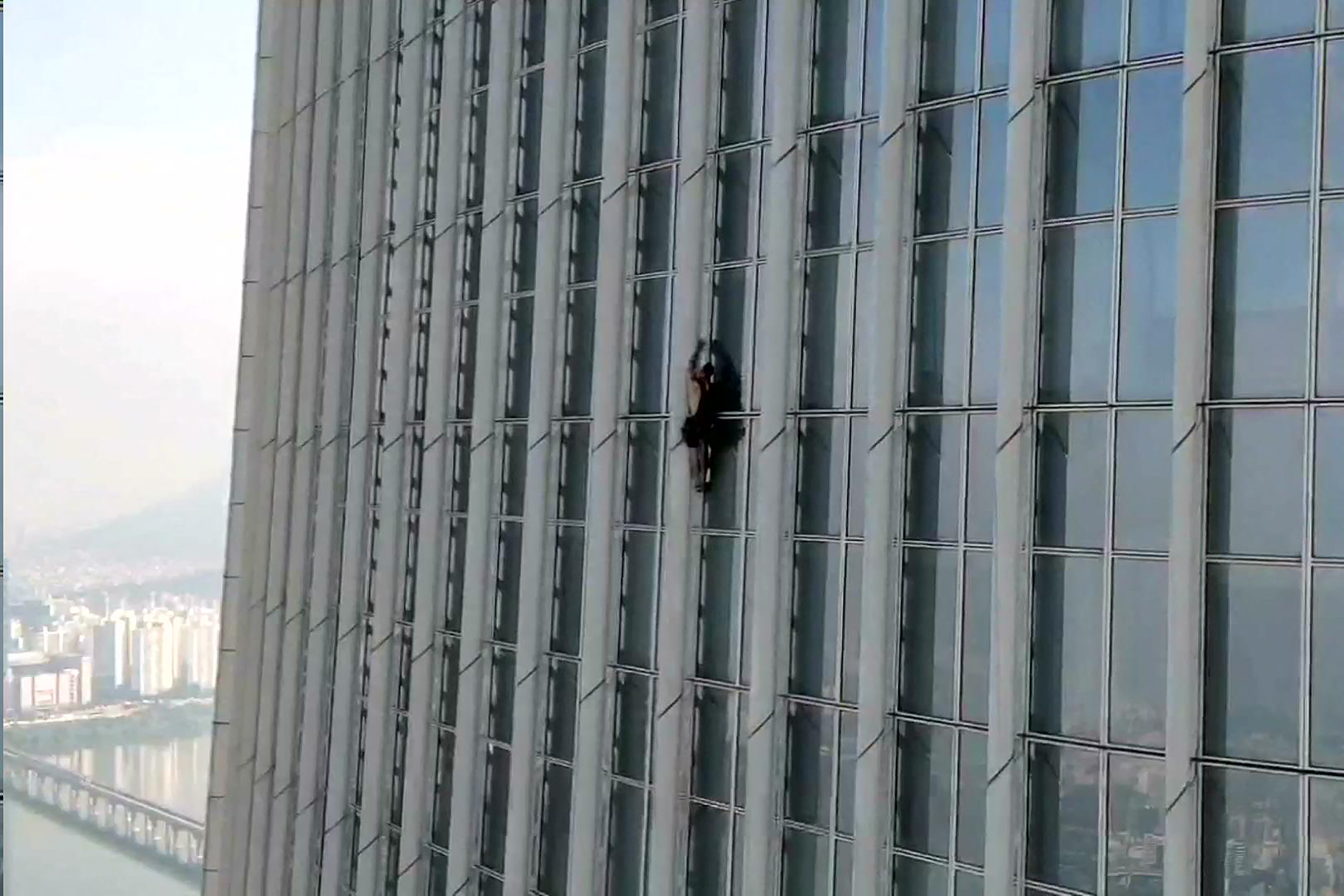 Un băiat a vrut să escaladeze liber una dintre cele mai înalte clădiri din lume. A fost arestat când a ajuns la etajul 73