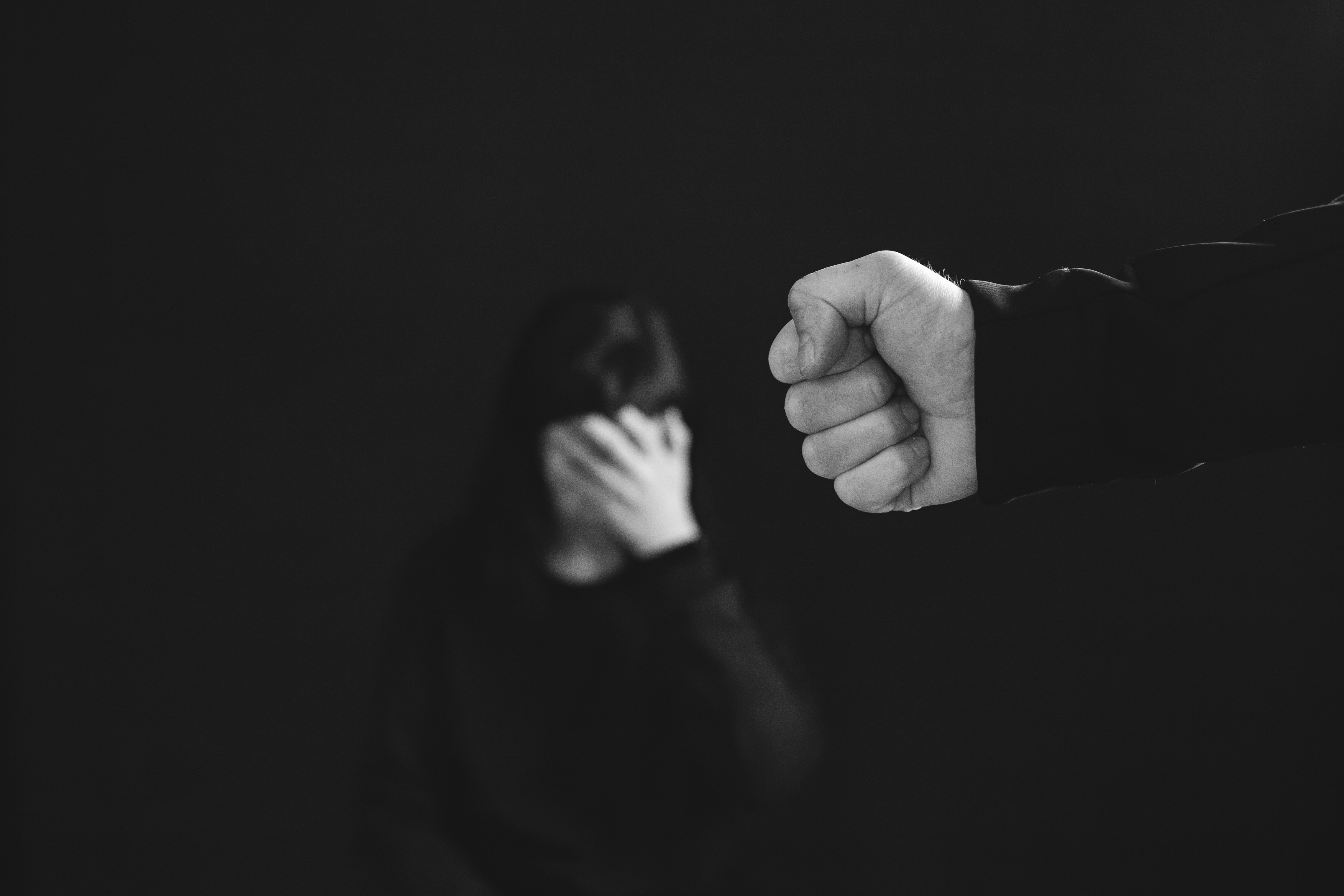 O treime dintre tinerii din Germania cred că violența împotriva femeilor este „acceptabilă”. Cum încearcă UE să combată acest fenomen