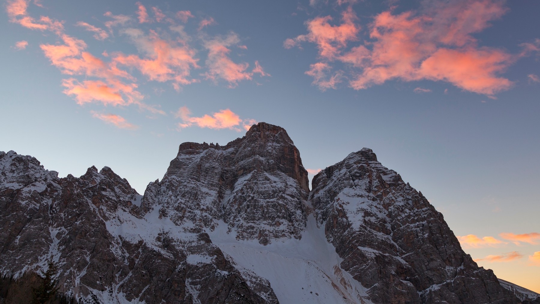 Vârful unui munte aflat la graniţa dintre Austria şi Elveţia s-a prăbuşit