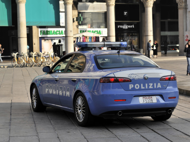 Un uomo ha morso l’orecchio di un passante in Italia.  Lo infastidiva che la vittima guardasse sua moglie