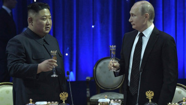 Kim Jong Un și Vladimir Putin la Vladivostok, în 2019, cu pahare de sampanie in maini