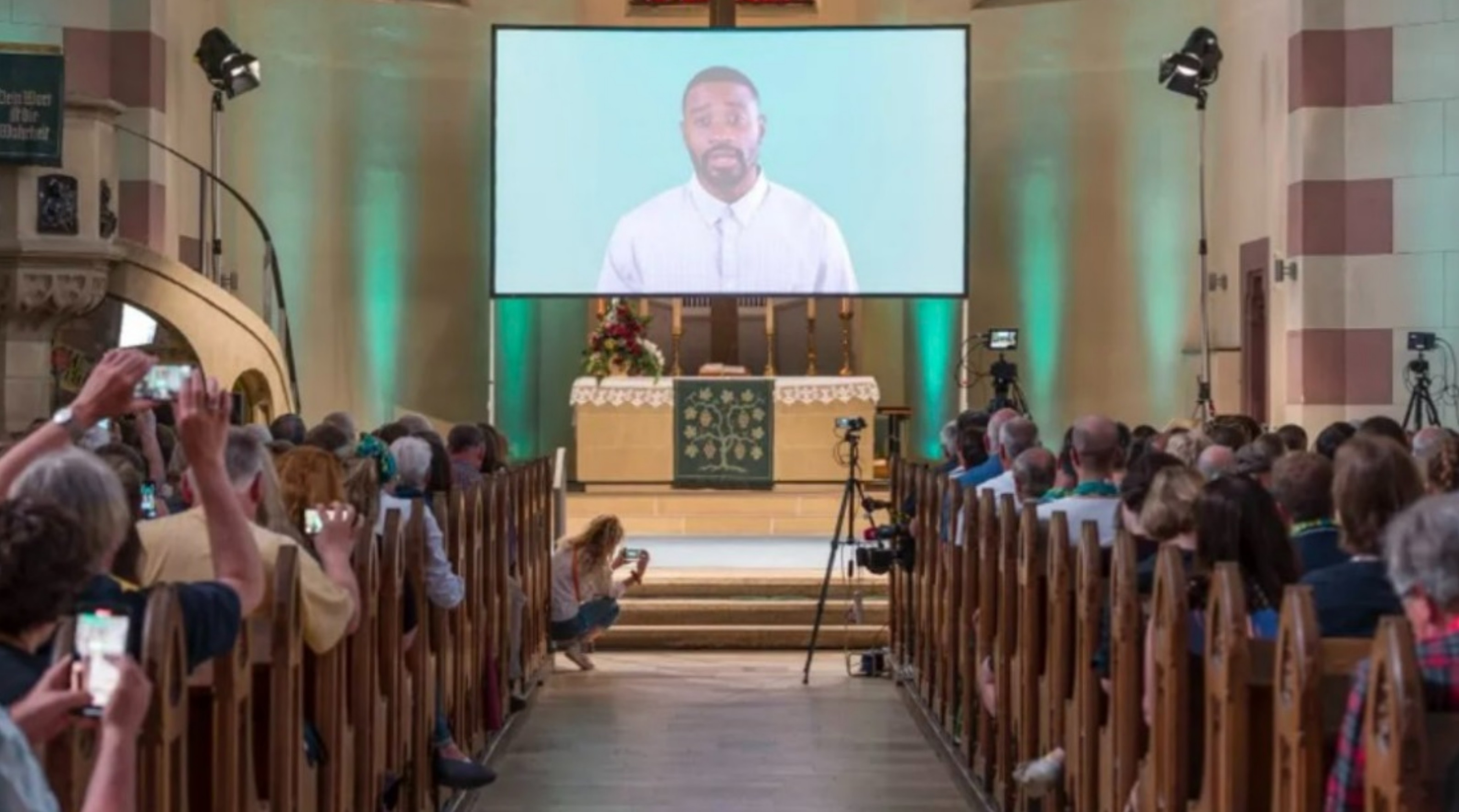 Sute de credincioși din Germania au asistat la o slujbă ținută de inteligența artificială. ChatGPT: „Nu vă temeți de moarte”