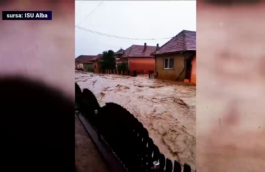 Inundațiile au făcut prăpăd în mare parte din țară. Într-un sat din județul Alba oamenii și-au părăsit casele și caută adăpost