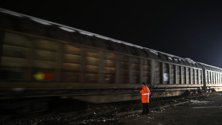 Un angajat privește cum trece un tren încărcat cu ajutoare din stocurile “Romanian ShelterCapacity (RO-Shelt)” ale RescEU, către Republica Turcia, sâmbata, 11 februarie 2023.
