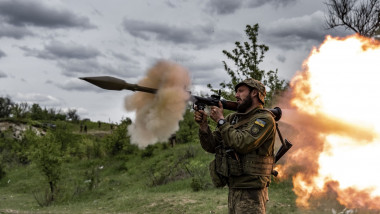 Un soldat ucrainean deschide focul în regiunea Donețk, pe 8 mai 2023.