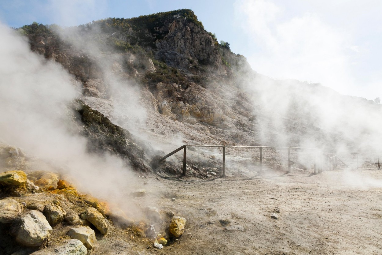 Un „supervulcan” din Italia riscă să erupă din nou, după 500 de ani. Un oraș din apropierea lui s-a înălțat cu 4 metri