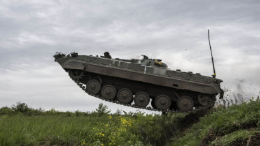 Soldați ucraineni se antrenează pe tancuri în Donețk, Ucraina, pe 8 mai 2023.