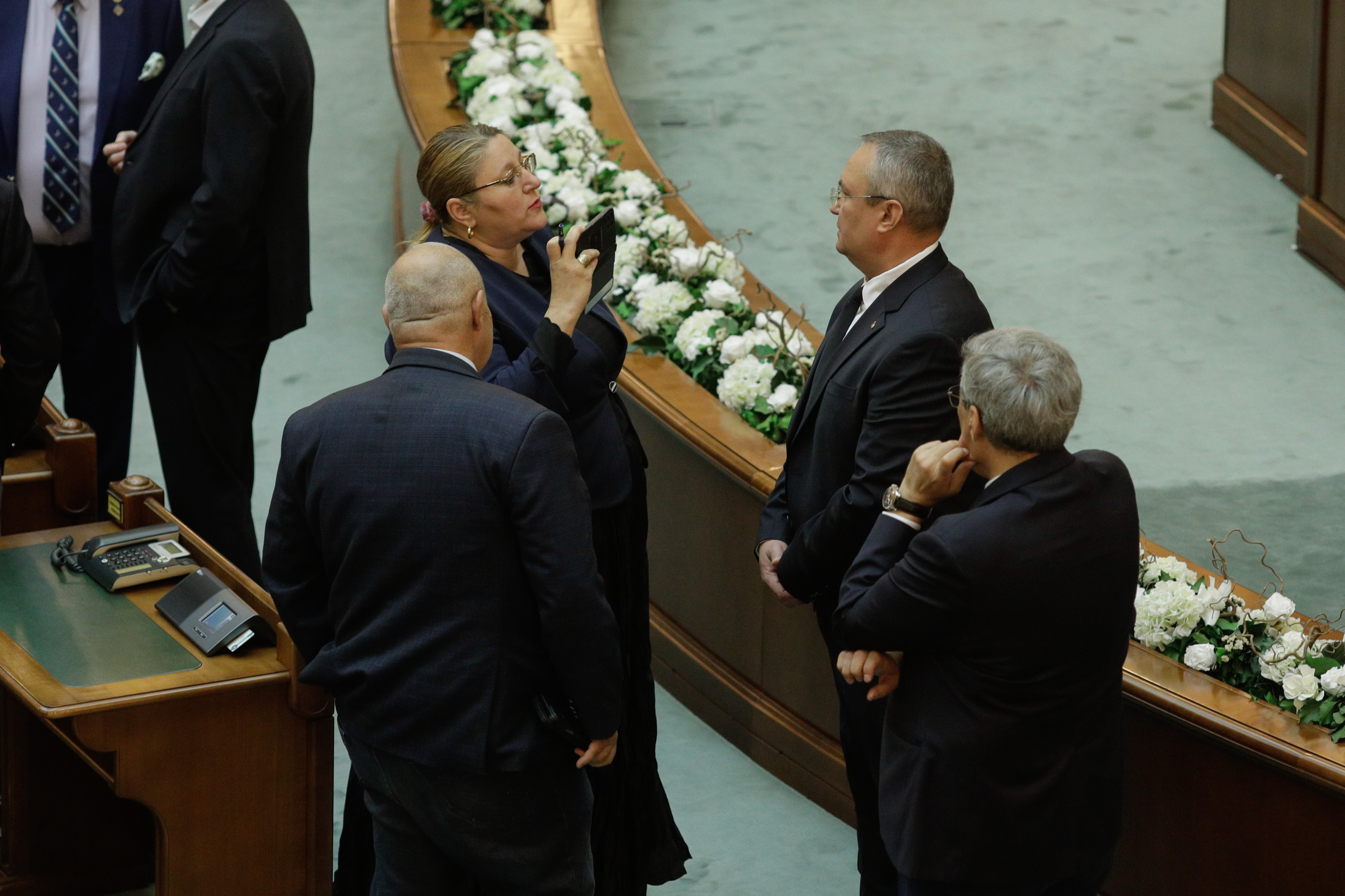 Circ în Senat. Șoșoacă l-a trolat pe Ciucă. „Nu vă e rușine? Dumneavoastră îmi spuneți mie de circ?”