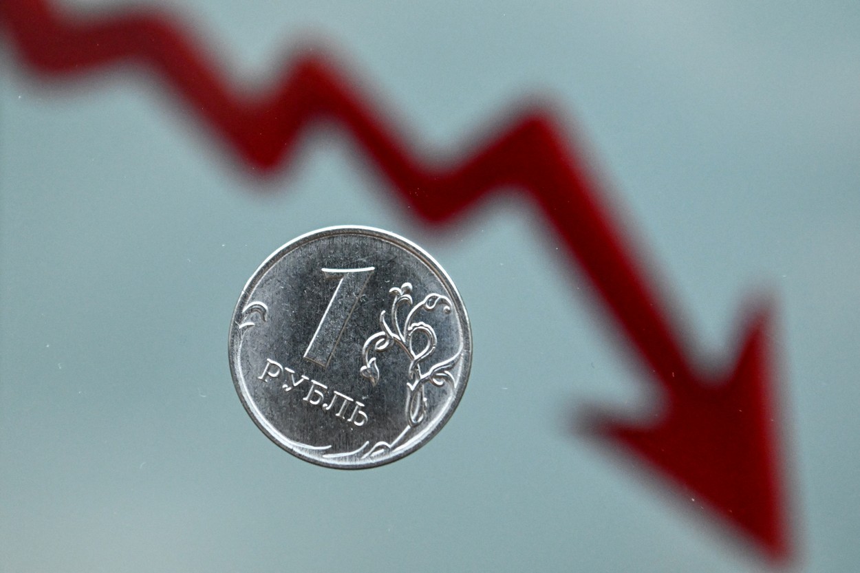 Rubla rusească era luni dimineață la cel mai scăzut nivel din ultimele 15 luni