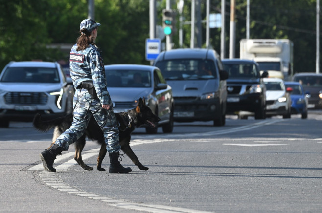 polițistă cu câine în moscova