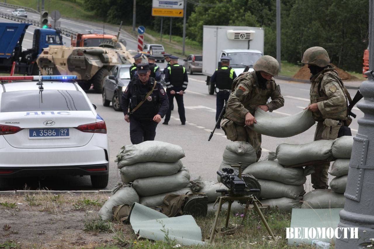 Cod roșu la Moscova: cuiburi de mitralieră instalate la intrarea în capitala Rusiei, mașini blindate pe străzi, alerte cu bombă