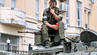 Mercenar Wagner urcat pe un vehicul blindat în Rostov