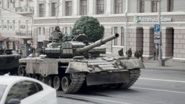 Militari pe un tanc