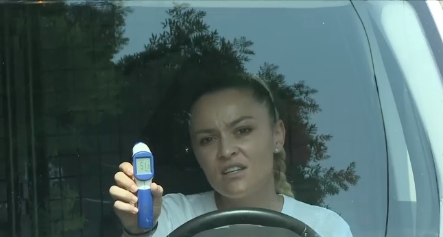 Experiment. Cât de mult crește temperatura într-o mașină parcată 10 minute în soare. "Poate fi fatal"
