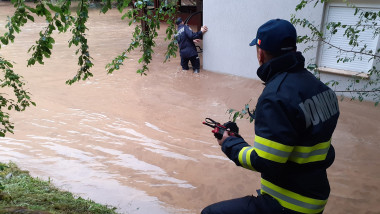 pompieri intervin dupa inundatii