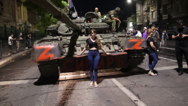 Civili ruși se pozează în fața unui tanc Wagner în Rostov-pe-Don