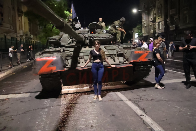civili ruși și un tanc Wagner