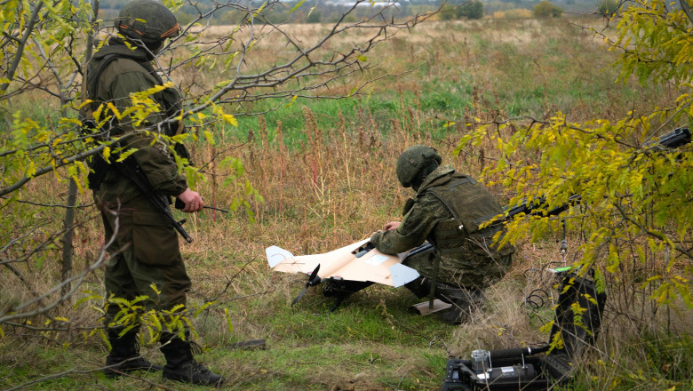 Militari ruși lansează o dronă kamikaze