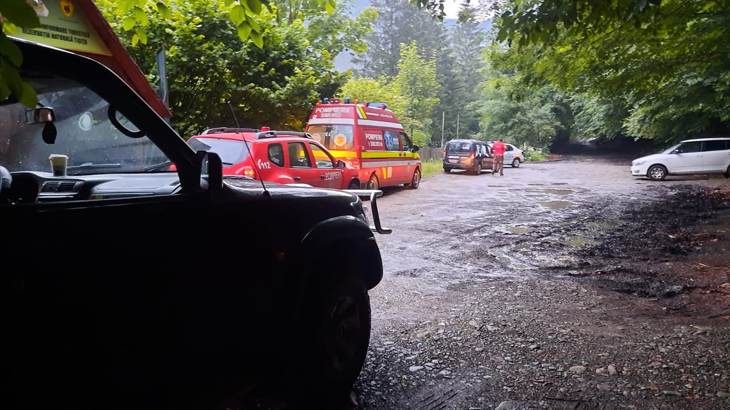 Un bărbat a plecat cu băiatul lui de 12 ani pe munte, într-o zonă vizată de cod roșu de ploi. Au fost găsiți după 12 ore