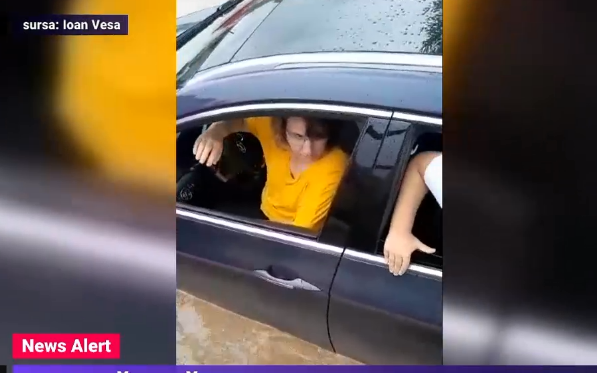 Operațiune de salvare extremă în județul Arad. O mașină în care se aflau trei adulți și un copil a fost prinsă de ape