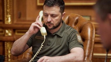 Volodimir Zelenski cu receptorul unui telefon la ureche