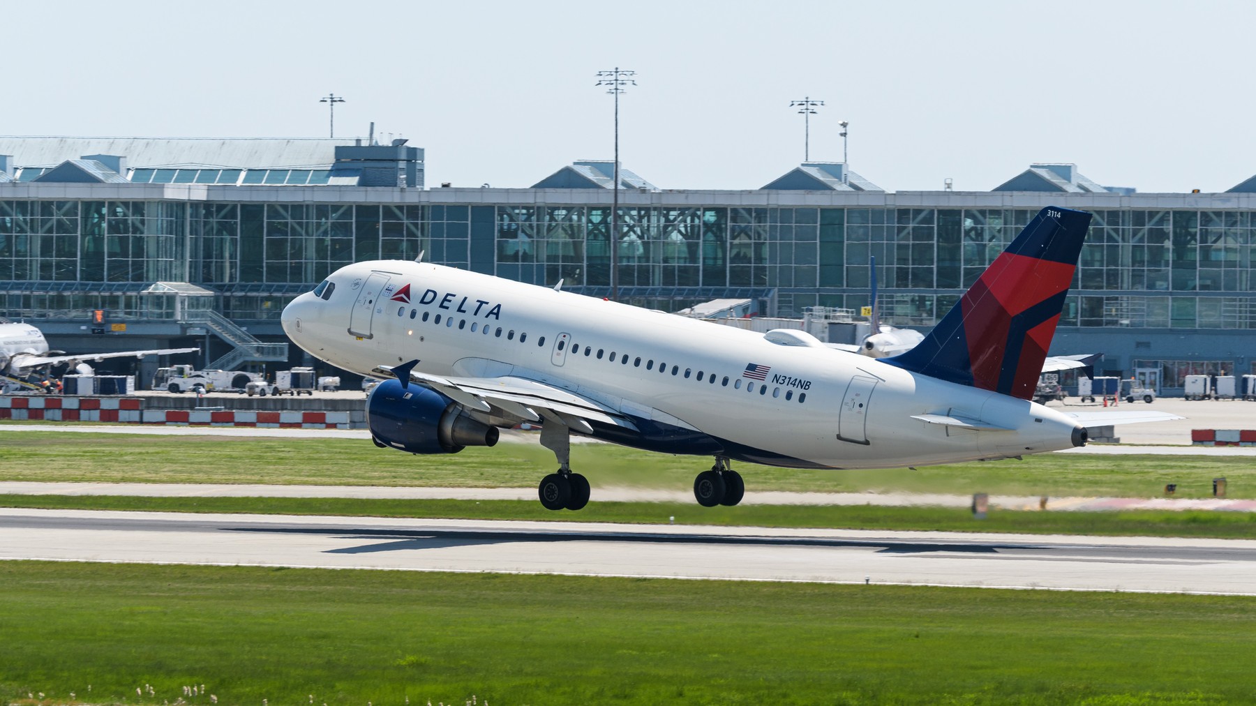 Un angajat de pe aeroportul din San Antonio a fost „înghițit” de motorul unui avion care aterizase
