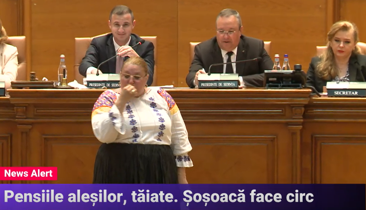 Șoșoacă a făcut circ la plenul în care parlamentarii și-au eliminat pensiile speciale. A fluierat toată ședința și a sunat din clopoțel