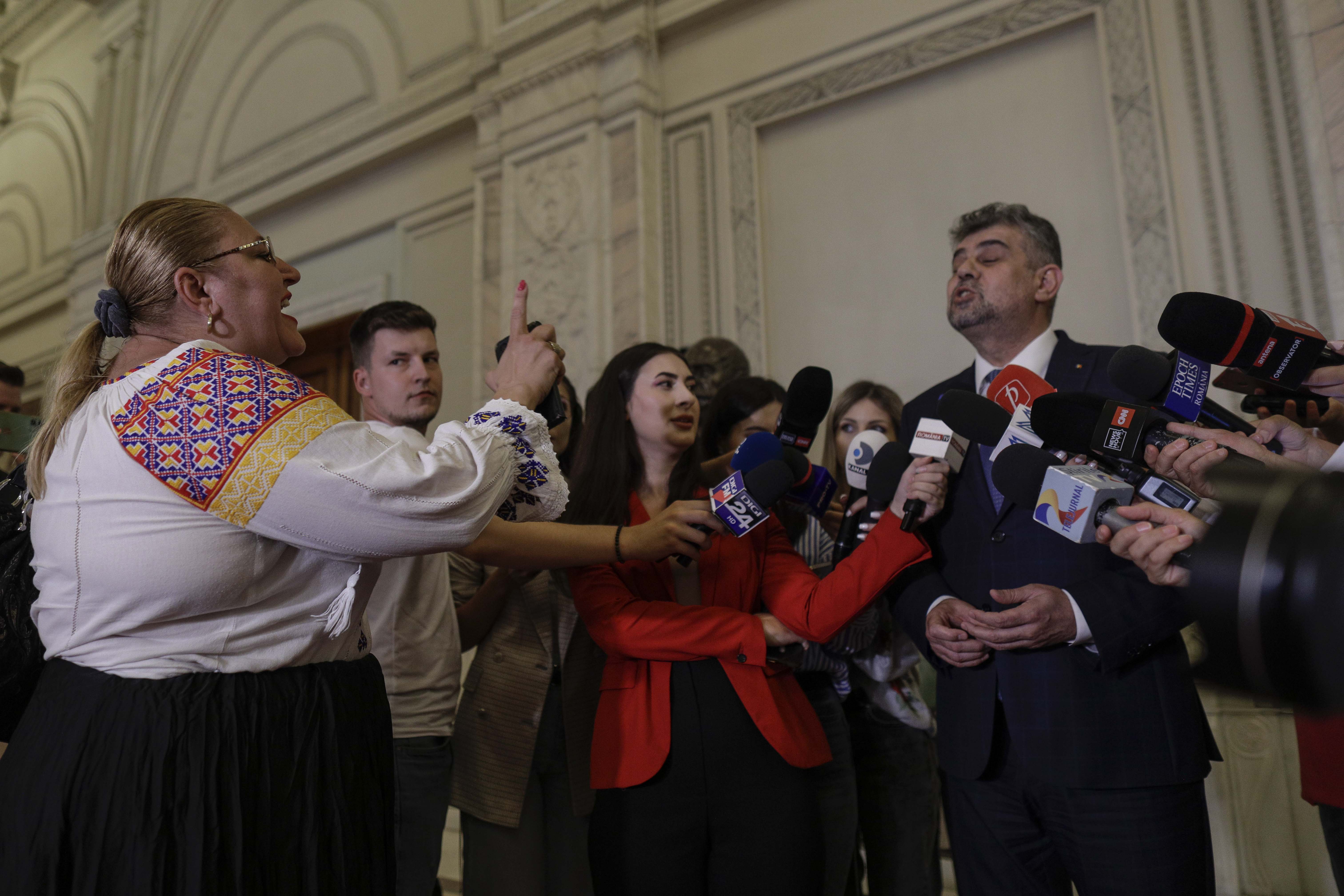 Scandal între Ciolacu și Șoșoacă: „La Ambasada Rusiei, nici n-a fluierat, nici n-a urlat”/„Du-te la America și linge-i clanța”