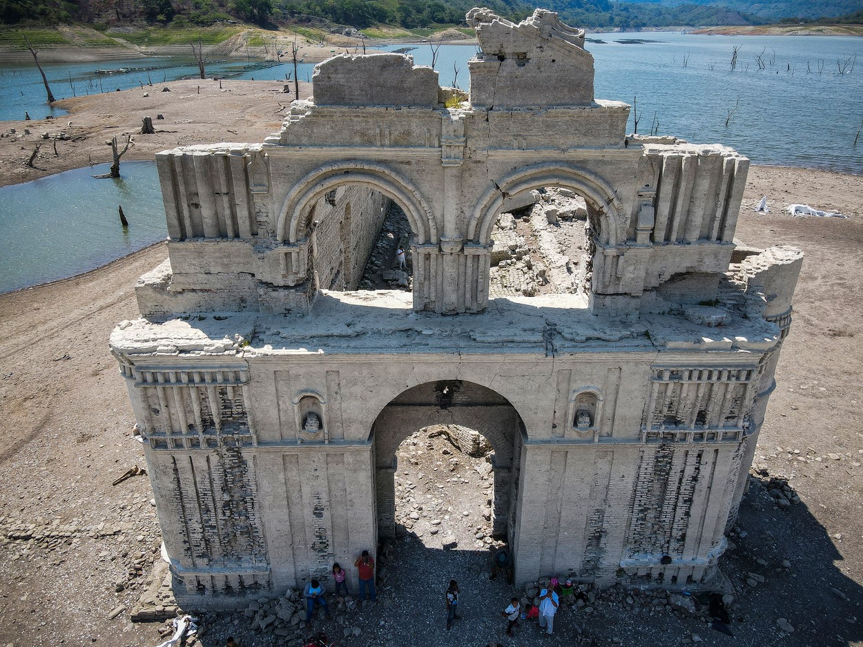 O biserică veche de 450 de ani, acoperită de apele lui lac, a fost scoasă la suprafață de seceta severă din Mexic