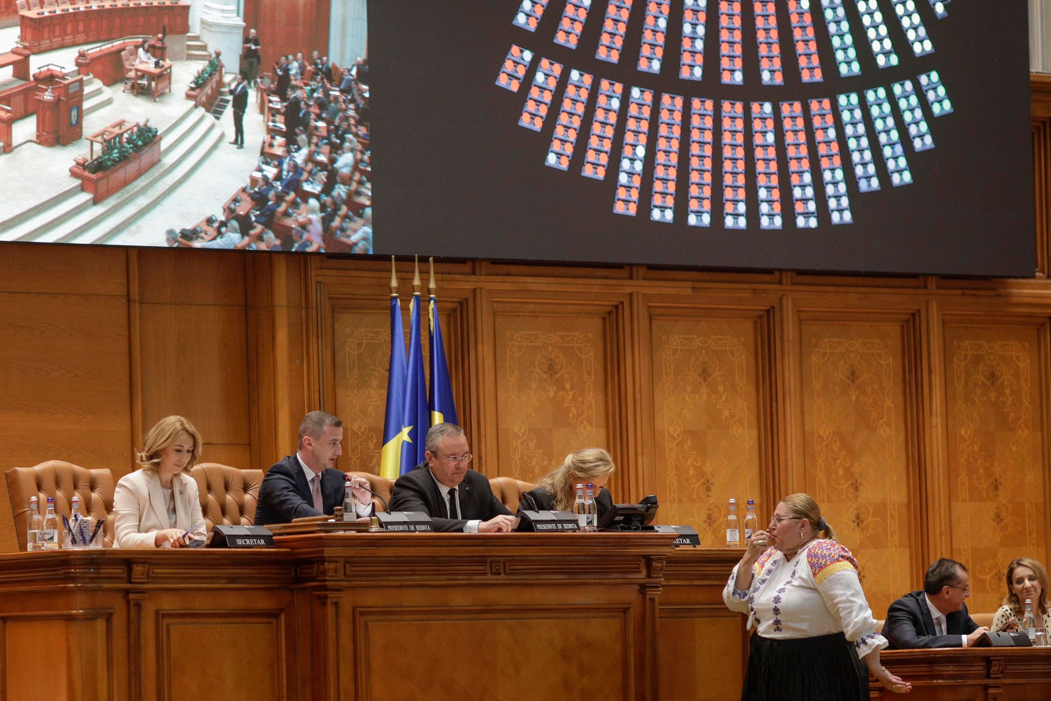 Șoșoacă acuză că a fost agresată. Simonis: „Era să mă mâncaţi, doamnă, ce violenţă contra dumnevoastră?”