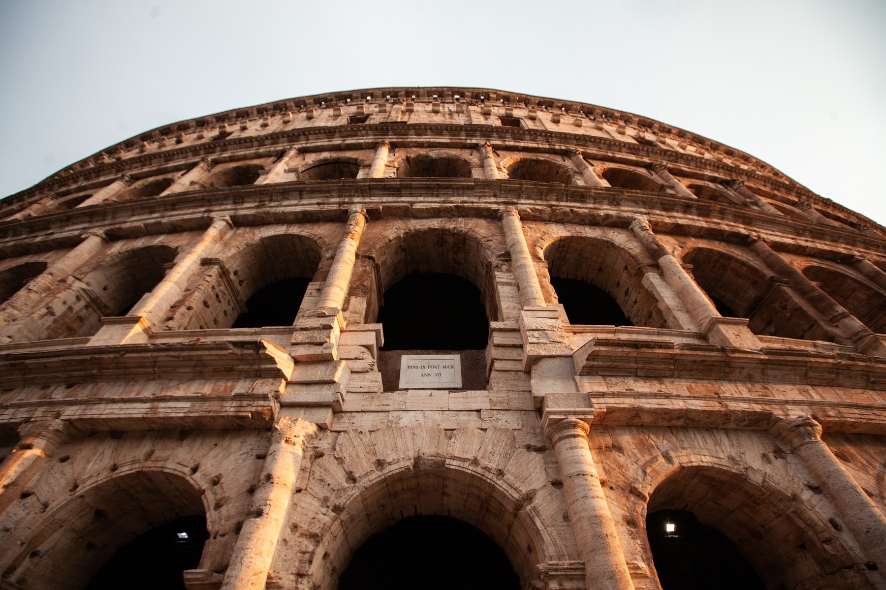 Un turist care și-a scrijelit numele pe Colosseumul din Roma ar putea fi condamnat la închisoare