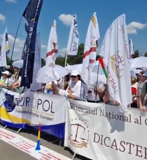 Sute de polițiști, grefieri și angajați din penitenciare au blocat zona Izvor la Parlament. Ei protestează din cauza pensiilor speciale